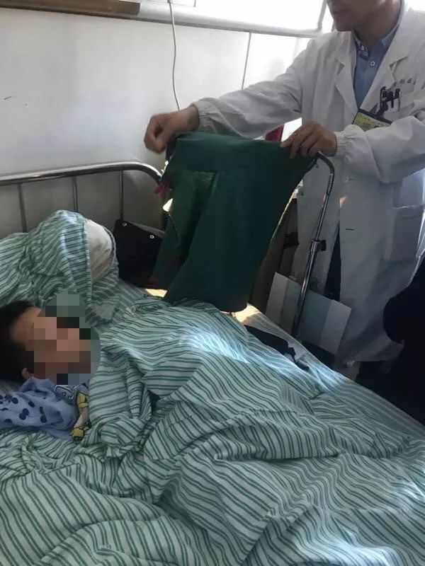 嚇哭！6歲男孩被夾斷手指 罪魁禍首竟是校服