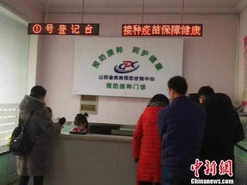 當(dāng)日，山西省疾病預(yù)防控制中心門診部擠滿了前來(lái)接種和咨詢四價(jià)宮頸癌疫苗的女性。 范麗芳 攝