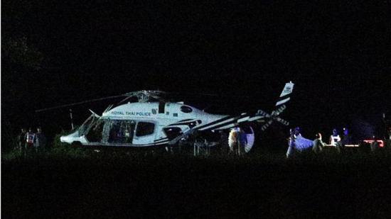 直升機護送被救少年。（圖：路透社）