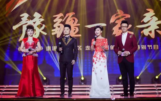 主持人：白燕升、龐曉戈、關(guān)楓、熱娜·古麗（從右到左）