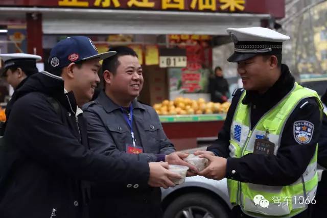 新華社攝影記者李博，也隨我們1066小分隊(duì)一路同行他也為我們記錄下了一幕幕溫暖的瞬間。