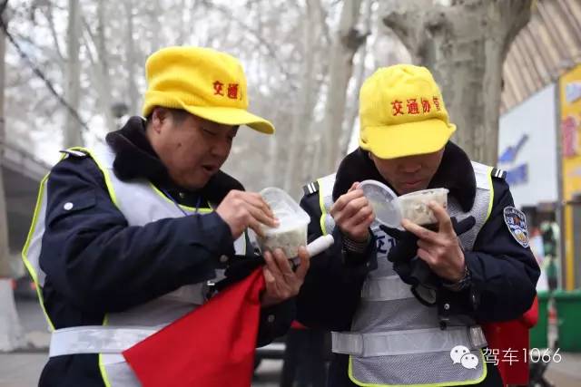 1066小分隊(duì)和志愿者來到金水路文化路，給這里執(zhí)勤的交警和協(xié)管送去暖心餃子。