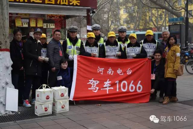 1066小分隊(duì)和志愿者來到金水路文化路，給這里執(zhí)勤的交警和協(xié)管送去暖心餃子。
