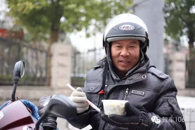 1066小分隊(duì)來到紫荊山（摩的司機(jī)、出租車司機(jī)、市民)，給他們送去餃子。