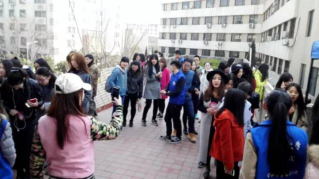 還沒開始時大家已經(jīng)開始有序排隊了，棒棒噠！