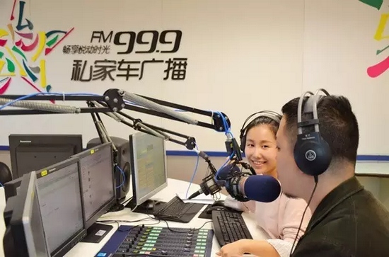 美女嘉賓來做客直播間，麥姐看莫非的眼神，嘖嘖，愛一個人是什么感覺？