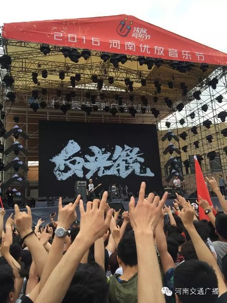 這么多朋友！默契的舉著一個手勢！