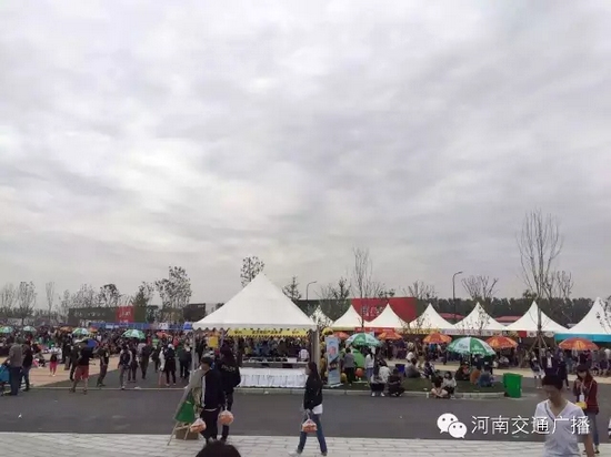 雖然天空已經(jīng)烏云密布，但大家的熱情絲毫不減！