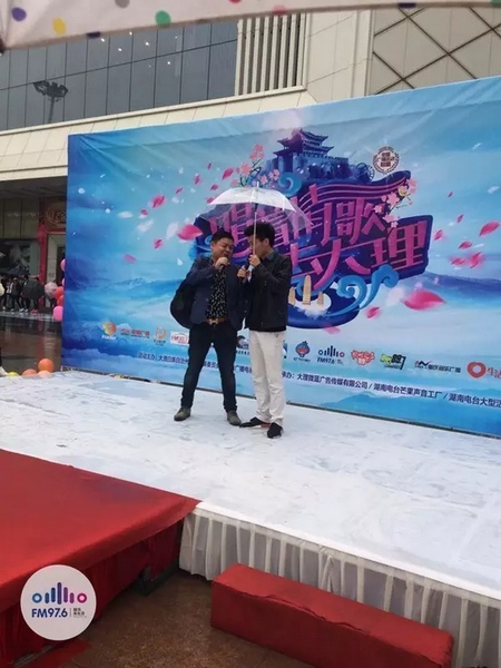 這位男士向遠(yuǎn)在家鄉(xiāng)的妻子隔空表白，勇氣真是大大的，您對(duì)妻子的愛，已經(jīng)超越萬(wàn)水千山。