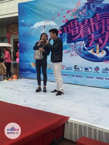 這是一位在校大學(xué)校，暗暗的喜歡純純的愛。
