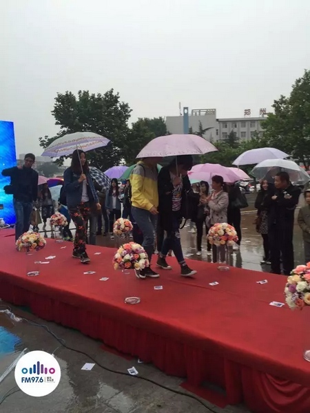 　　好友從屏幕后面走出來(lái)，他們特意從陜西、平頂山趕來(lái)為兩人送出祝福。