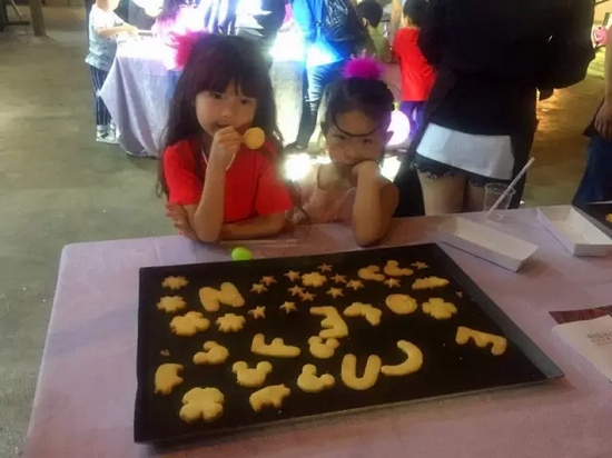 烤制好的餅干，發(fā)揮想象力，畫上美麗的圖案