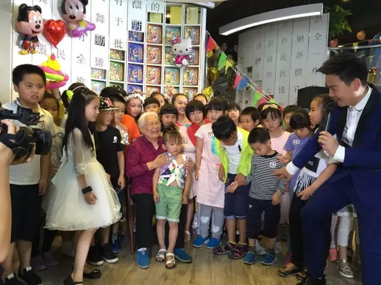 　　豫劇表演藝術(shù)家高潔老師和孩子們?cè)谝黄穑v述自己和戲曲的故事，祝福所有的小朋友節(jié)日快樂。