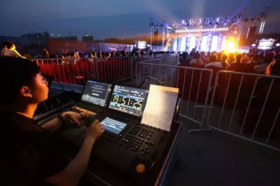 嚴謹?shù)囊繇懤蠋煟頃男Ч谒目刂浦畠?nèi)。