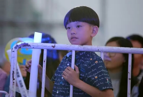 正是你們的笑容，才讓我們有了繼續(xù)前行的動力，哪怕風雨兼程。