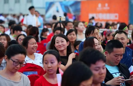 正是你們的笑容，才讓我們有了繼續(xù)前行的動力，哪怕風雨兼程。