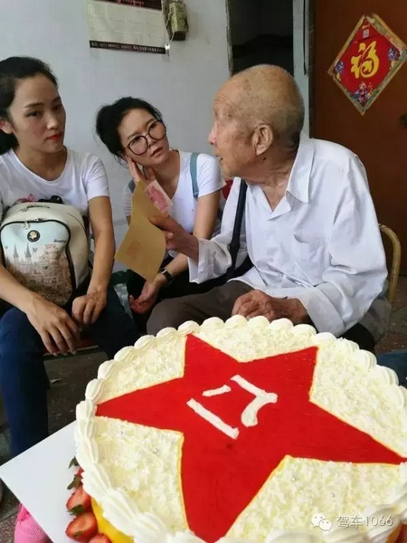 二姐們認真聽老兵講抗戰(zhàn)的故事，老人年事已高，記憶都是轟炸！轟炸！轟炸！