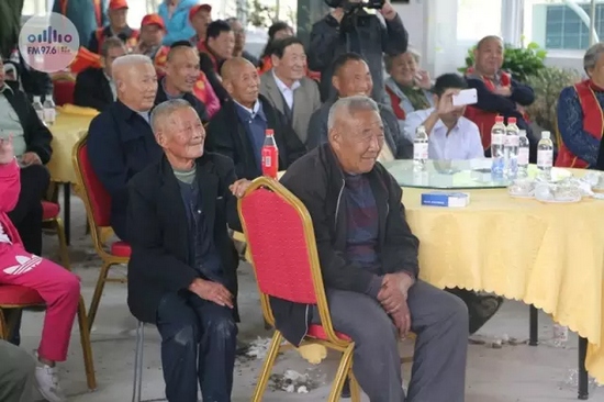 臺上展風(fēng)采，臺下笑開懷