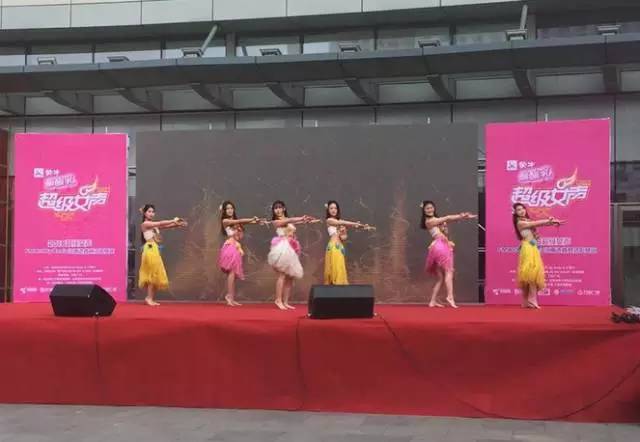 伴隨著舞蹈演員們的開場，比賽在上午10點半正式拉開序幕