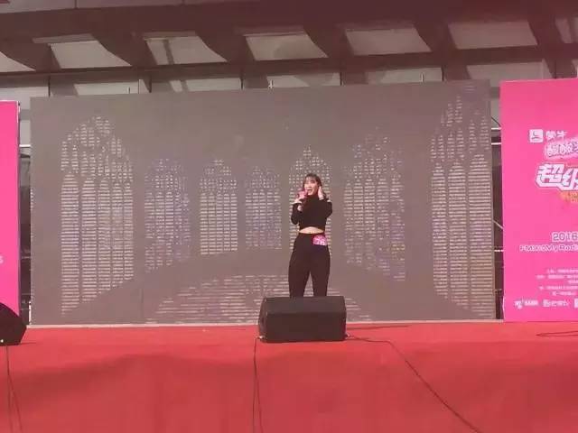 這pose一看就是在飆高音，猜猜看她唱的是哪首歌？