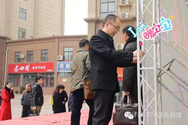 寒江副總監(jiān)親力親為，事無巨細(xì)。偶像真是暖暖惹人愛呢！