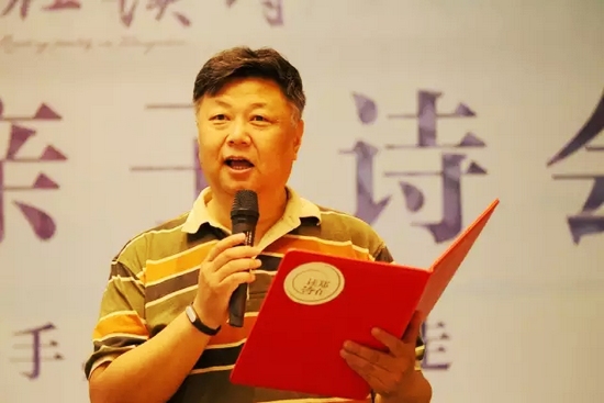 第一個節(jié)目便是重磅，大象融媒·欣欣象融網(wǎng)絡(luò)科技公司董事長魏峰帶來沈浩波的作品《在夏天時想起秋天》