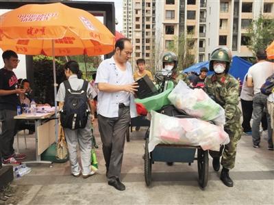 9月8日，天津?yàn)I海海港城小區(qū)，武警幫助居民搬東西。