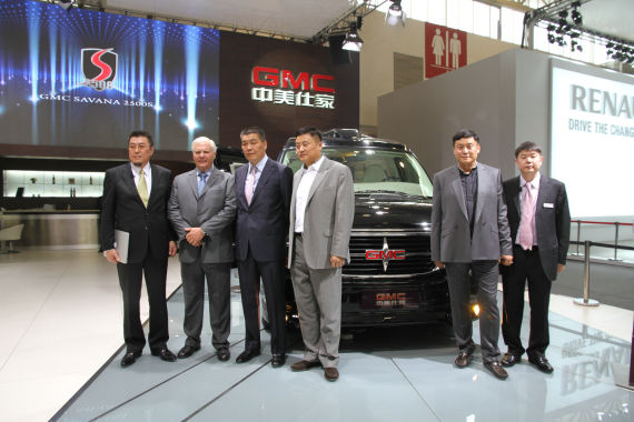 北京國(guó)際車(chē)展上，全新GMC S系列頂級(jí)商務(wù)車(chē)在亞太區(qū)首發(fā)。圖為企業(yè)領(lǐng)導(dǎo)與新車(chē)合影。