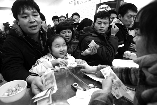 1月30日，李剛小面館收銀臺(tái)前，更多的市民大量買走“面卡”帶回家去