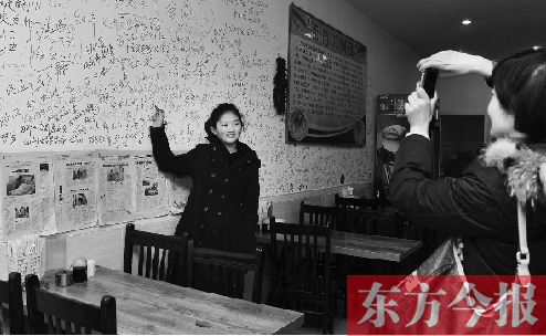 東方今報(bào)“一碗面的溫暖”還在延續(xù)，媒體和愛心人士的吃面接力熱情不減。
