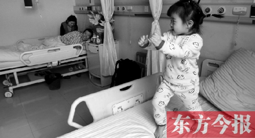 2月7日，春節(jié)前的第3天，雖然傷口很是疼痛，但3歲女兒可愛的“騎馬舞”是李剛最好的“止痛藥”