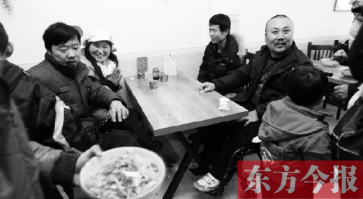 1月26日，坐著輪椅的袁海軍再次出現(xiàn)在李剛的面館，這次和他同來的是他的3位殘疾人朋友