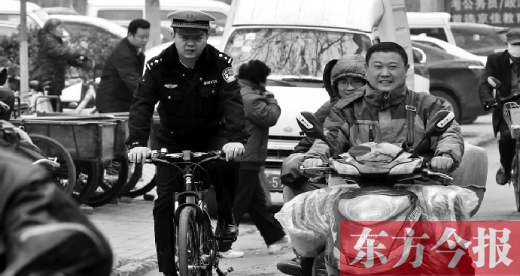 為了倡導綠色出行，鄭州市交警三大隊民警以身作則騎自行車上下班