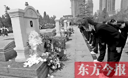 清明節(jié)，鄭州烈士陵園。學(xué)生在吉鴻昌烈士墓前鞠躬致禮