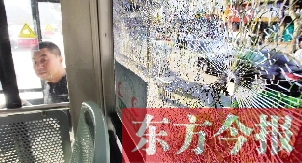 4月6日，鄭州市108路公交車一整塊車窗玻璃被鋼珠擊碎