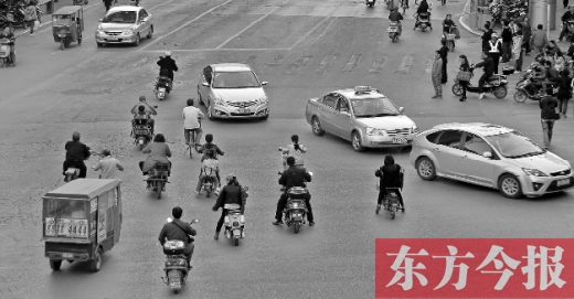 四月九日，鄭州市黃河路與經(jīng)八路交叉口，“中國式過馬路”現(xiàn)象仍很常見