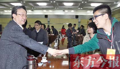 4月22日，省委書(shū)記、省人大常委會(huì)主任郭庚茂和“聚焦中博·河南行”中部六省媒體采訪團(tuán)成員親切握手