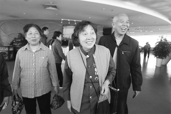 昨日，“尋訪百名共和國勞?！被顒舆x出的百位勞模免費游覽中原福塔