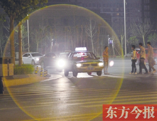 昨晚，鄭州火車東站，一些出租車?？吭诼愤?，見到行人不時(shí)主動(dòng)搭訕 東方今報(bào)暗訪組 攝