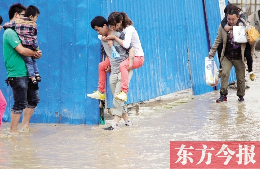 雨后鄭州，“背人過(guò)河”成了一道甜蜜又無(wú)奈的風(fēng)景 東方今報(bào)記者 沈翔 攝