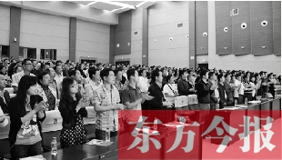 演員謝幕時(shí)，沒有觀眾離場(chǎng)，而是全部起立熱烈鼓掌