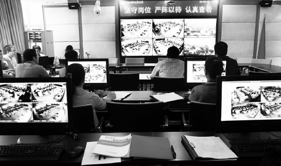 2013年高考首日，鄭州市國(guó)家考試考務(wù)指揮中心內(nèi)，工作人員通過(guò)監(jiān)控器遠(yuǎn)程監(jiān)考