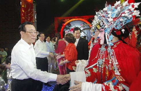 頒獎(jiǎng)晚會結(jié)束后，王剛（左一）、郭庚茂（左二）、謝伏瞻（左三）上臺和演職人員握手