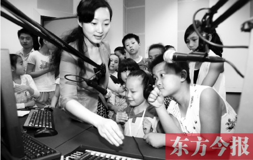 河南廣電全媒體小記者參觀河南電臺(tái)教育廣播樂活1066，體驗(yàn)當(dāng)主持人的樂趣