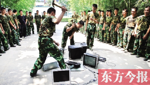 為了讓孩子表達戒除網癮的決心，學校組織孩子親手砸毀電腦