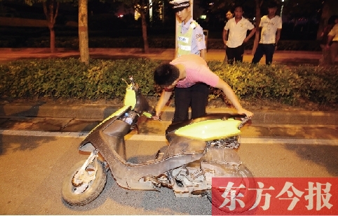 7月9日夜，鄭東新區(qū)街頭，鄭州市交巡警六大隊民警查住一輛“炸街”摩托車