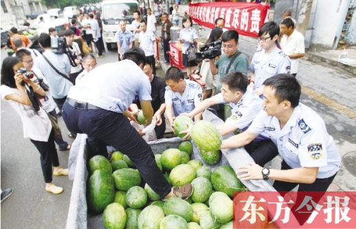 過秤開始，鄭州管城區(qū)城市管理執(zhí)法局等五局委共買了96500斤西瓜