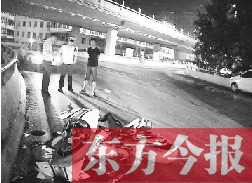 昨日凌晨3時(shí)，鄭州市區(qū)河醫(yī)立交橋下，交警在勘察現(xiàn)場(chǎng)