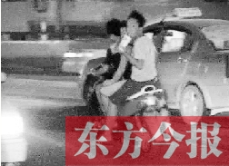 盡管剛剛發(fā)生摩托車(chē)車(chē)禍，現(xiàn)場(chǎng)很快又現(xiàn)載人摩托車(chē)疾馳
