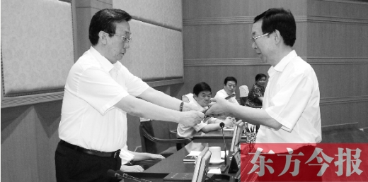 省人大常委會主任郭庚茂向有關被任命人員頒發(fā)了任命書。圖為新任省發(fā)改委主任孫廷喜在接受任命書